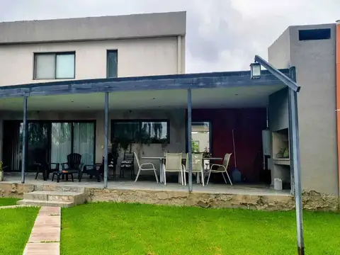 Casa en Venta con 3 cocheras