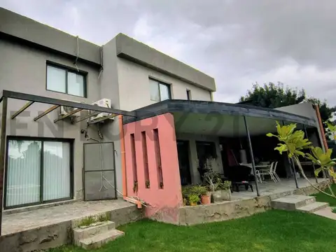 Casa 6 ambientes con 2 baños