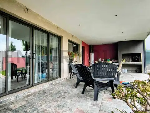 Venta de Casa de dos plantas en Cortaderas 1 Guaymallén