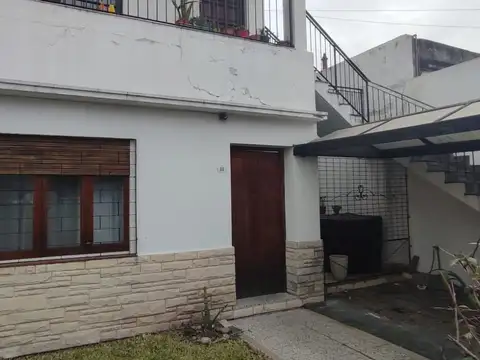 Casa 6 ambientes con 2 baños