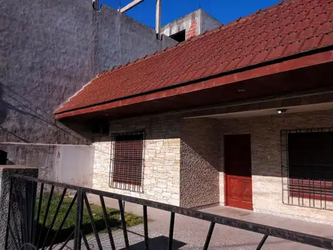 Casa En Venta 3 Ambientes, Laferrere. Apta Crédito