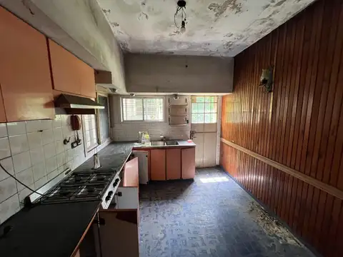 Venta casa a refaccionar en Wilde