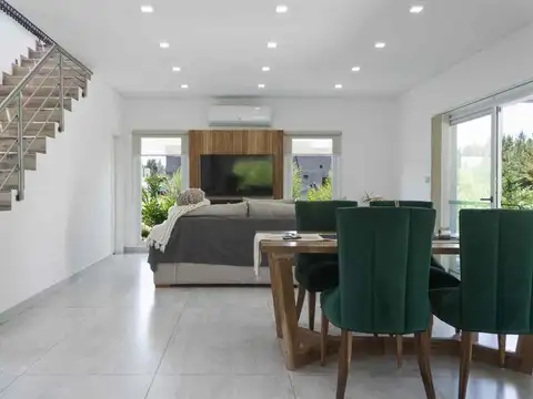Casa 4 ambientes con 2 baños