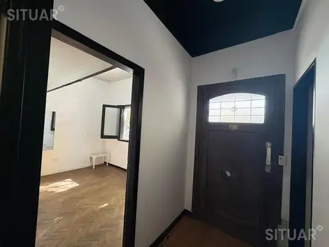Casa 8 ambientes con 2 baños