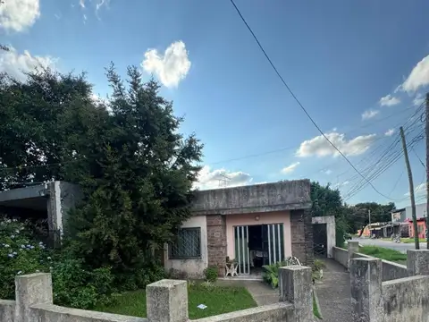 TERRENO DE 250 MTRS SOBRE ESQUINA CON CASA A REFACCIONAR