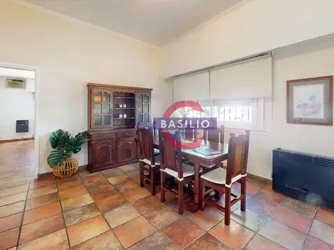 VENTA EXCELENTE CASA 3 AMBIENTES EN ESQUINA CON PATIO Y PARRILLA – CARAPACHAY