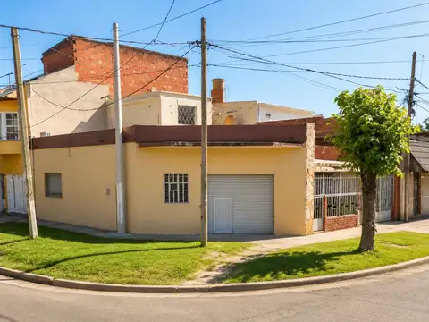 VENTA-Casa dos dormitorios con cochera y local comercial en Las Heras Rosario.