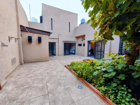 Excelente Casa de Categoría Lote Propio 3 Dormitorios en PB  Quincho, Cochera Doble  Dep./Oficina