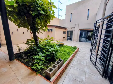 Excelente Casa de Categoría Lote Propio 3 Dormitorios en PB  Quincho, Cochera Doble  Dep./Oficina