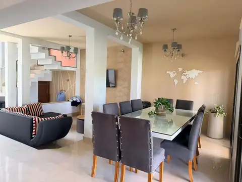 Casa en Venta con 3 cocheras