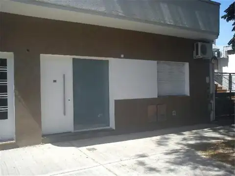 Tipo Casa al frente entrada independiente.