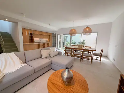 Venta / Permuta - Casa de pasillo 3 dormitorios con pileta y terraza - Lourdes, Rosario.