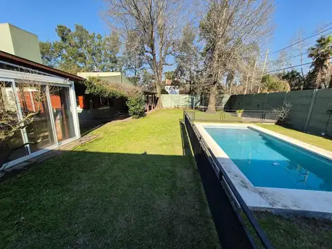 CASA 4 AMBIENTES VENTA PARQUE LELOIR PILETA QUINCH