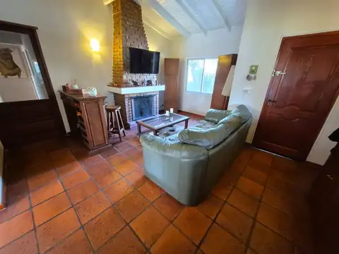 CASA 4 AMBIENTES VENTA PARQUE LELOIR PILETA QUINCH