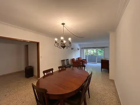 Departamento 4 amb + dependencia en centro de Olivos