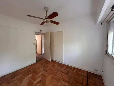 Departamento 4 amb + dependencia en centro de Olivos