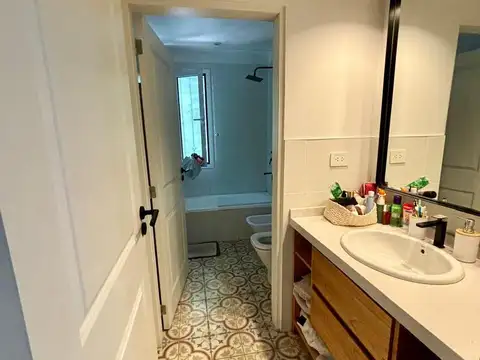 Casa 8 ambientes con 2 baños