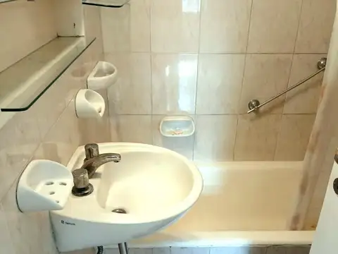 1 AMBIENTE A LA CALLE CON BALCÓN Y VISTA PARCIAL AL MAR