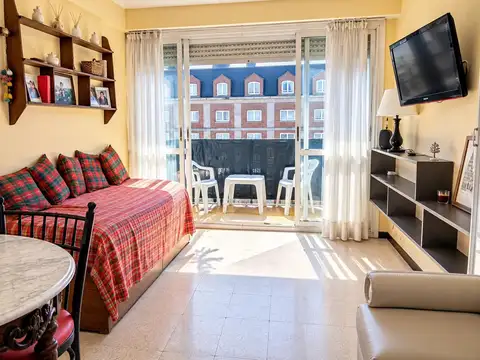 1 AMBIENTE A LA CALLE CON BALCÓN Y VISTA PARCIAL AL MAR