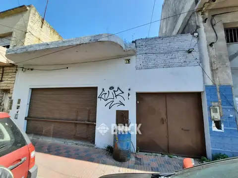 CASA CON GRAN GALPON CON PARABOLICO EN LOTE DE 8.66X40 MTS EN DE LA SERNA AL 1800