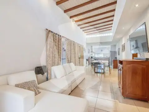 Vicente Lopez  al 1100 Pilar