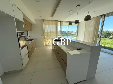 Casa en Venta con 4 cocheras