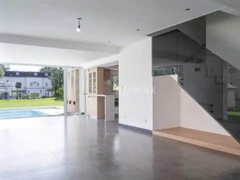 Casa en Alquiler con 4 cocheras