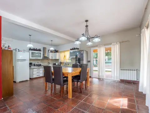 Casa en Venta con 3 cocheras