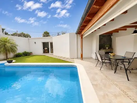 Casa en Alquiler con 3 cocheras