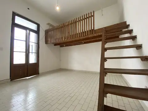 Tipo casa 2 ambientes con patio y sin expensas. Apto mascotas.