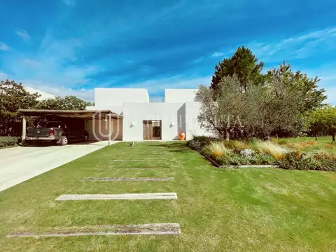 Casa en venta sobre pulmon verde en El Tonó - Pilara - Urdapilleta Propiedades