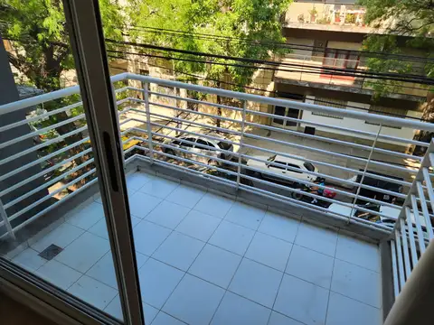GALICIA  al 900 (a mts de Av. San Martín). Superluminoso monoambiente con amplio balcón