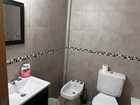 MONOAMBIENTE EN EXCELENTE ESTADO AL FRENTE CON BALCON BAÑO COMPLETO AMPLIO LUGAR DE COCINA - AMENITIES