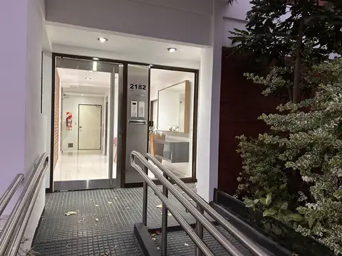 MONOAMBIENTE EN EXCELENTE ESTADO AL FRENTE CON BALCON BAÑO COMPLETO AMPLIO LUGAR DE COCINA - AMENITIES