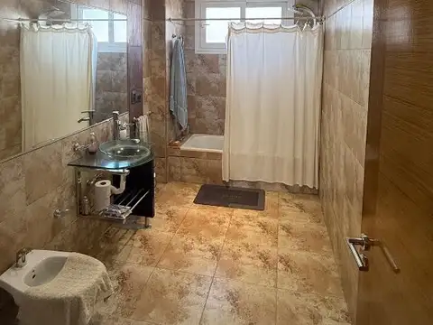 Casa 5 ambientes con 4 baños