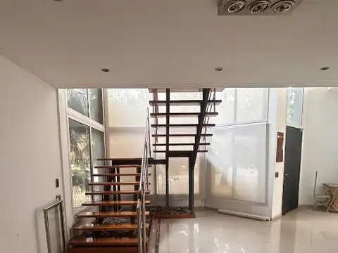 Casa 5 ambientes con 4 baños