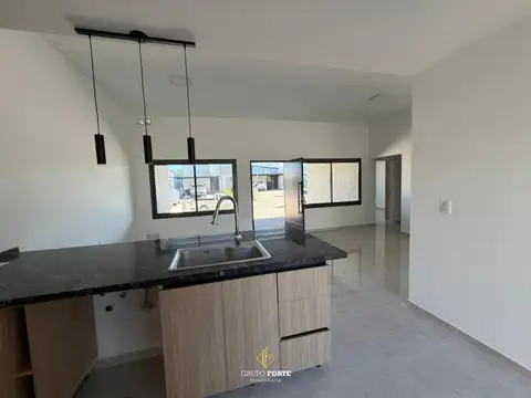 Casa 4 ambientes con 2 baños
