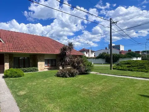 VENTA CASA 4 AMBIENTES CONSTITUCION CON COCHERA