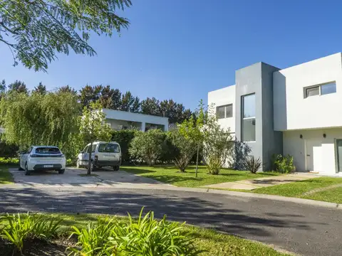 Diseño y Doble Altura en La Comarca: Calidad Premium, Aberturas PVC y Generador