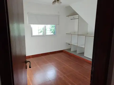 Casa 9 ambientes con 1 baño