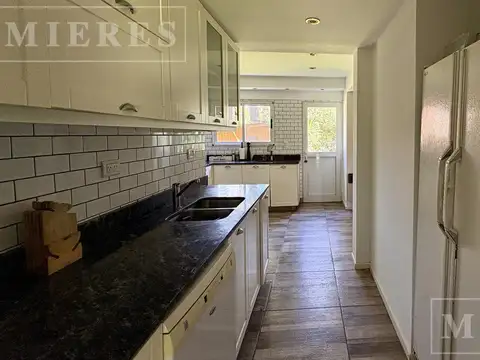 Casa en Alquiler con 1 cochera