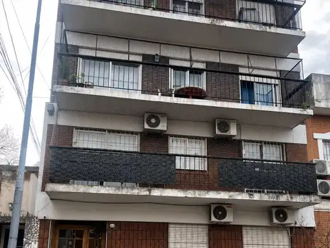 3 ambientes al frente 2°piso por escalera con balcon corrido hiper luminoso 