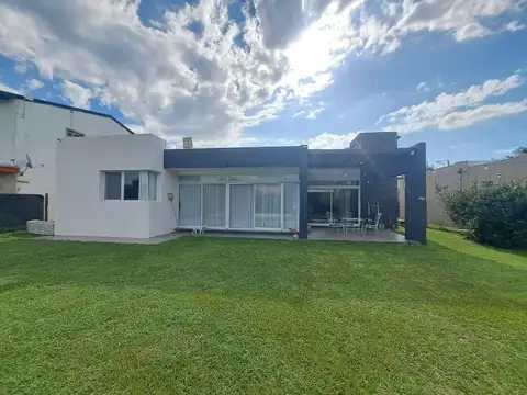 VENTA Casa 2 dormitorios con parque y piscina. Las Acequias, Roldán.