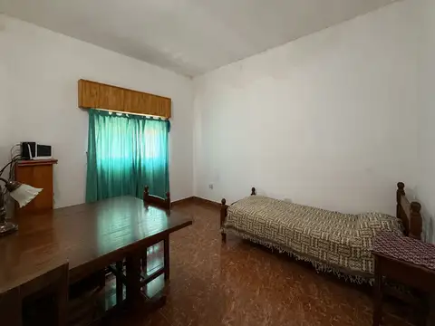 VENTA CASA 5 AMBIENTES BERNAL JARDIN COCHERA