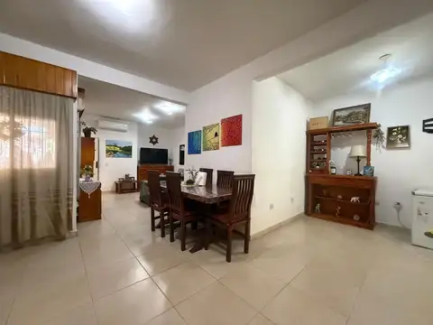 VENTA CASA 5 AMBIENTES BERNAL JARDIN COCHERA
