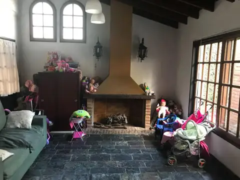 Casa 6 ambientes con 2 baños