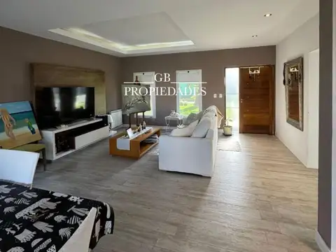 Casa en Venta con 4 cocheras