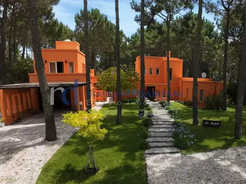 Casa 4 Dormitorios con Pileta en Venta en Pinamar Barrio La Herradura