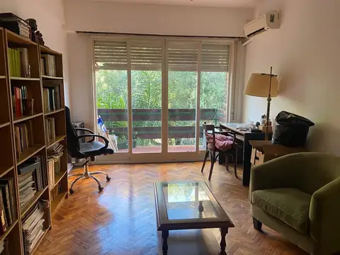 EXCLENTE DOS AMBIENTES AL FRENTE POR ESCALERA CON BALCON