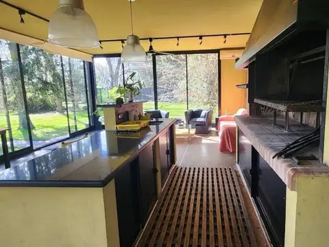 Venta casa en Villa Udaondo,  quincho y pileta